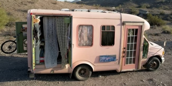 Художниця перетворила невеликий автобус на затишний будинок на колесах