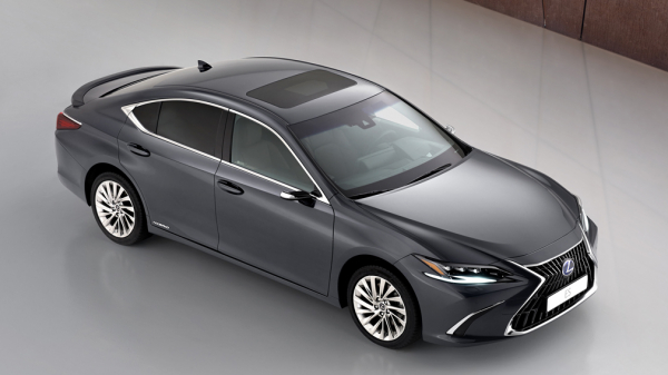 Россиянин отсудил почти 20 млн рублей у Toyota за протекающую крышу в Lexus ES 350