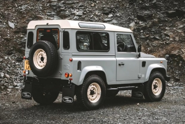 Класичний Land Rover Defender повернувся у лімітованій версії