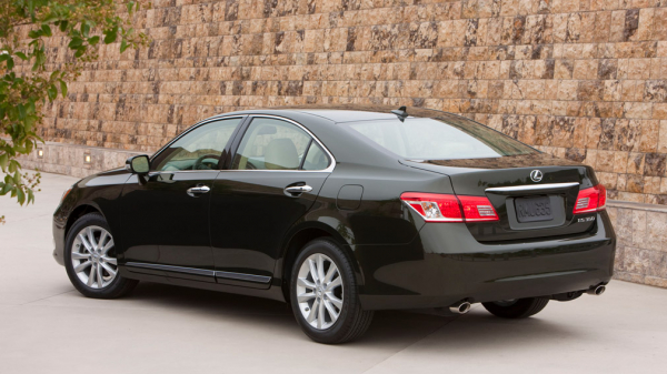 Назван отличный японский седан по цене LADA Vesta