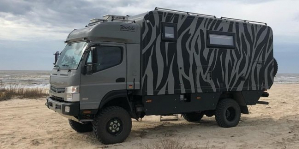 Вантажівку Mitsubishi перетворили на комфортний будинок на колесах Вантажівку Mitsubishi перетворили на комфортний будинок на колесах