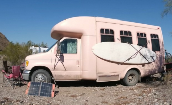 Художниця перетворила невеликий автобус на затишний будинок на колесах