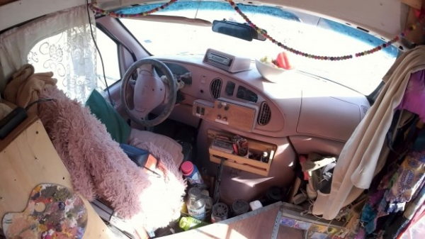 Художниця перетворила невеликий автобус на затишний будинок на колесах