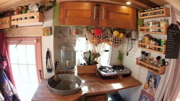 Художниця перетворила невеликий автобус на затишний будинок на колесах