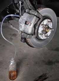 Как прокачать тормоза самому