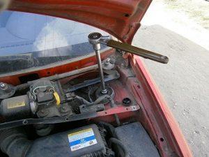 Как самостоятельно поменять амортизаторы и стойки