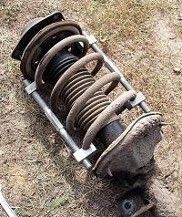 Как самостоятельно поменять амортизаторы и стойки