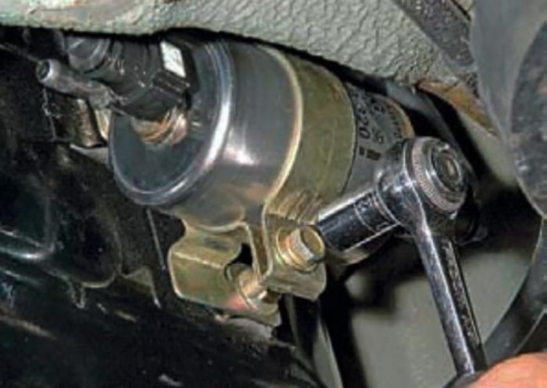 Как заменить топливный фильтр на Калине самому Как заменить топливный фильтр на Калине самому