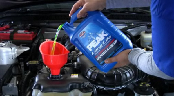 Когда менять ТОСОЛ в автомобиле или заливать свежий антифриз: когда нужна замена охлаждающей жидкости