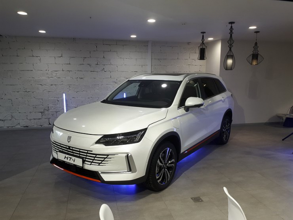 &laquo;Сотку&raquo; в бак: первый обзор гибридного кроссовера Skywell HT-i