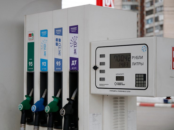 Власти готовятся к сумасшедшему скачку цен на бензин в России Власти готовятся к сумасшедшему скачку цен на бензин в России
