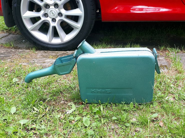 Зачем опытные водители надевают на канистру резиновое кольцо