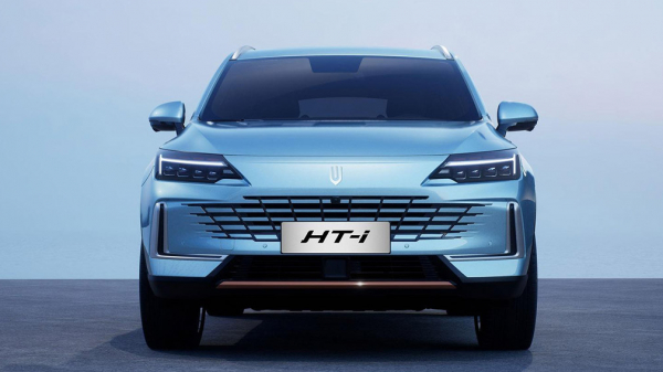 На российском рынке официально появился новый гибридный кроссовер из Китая