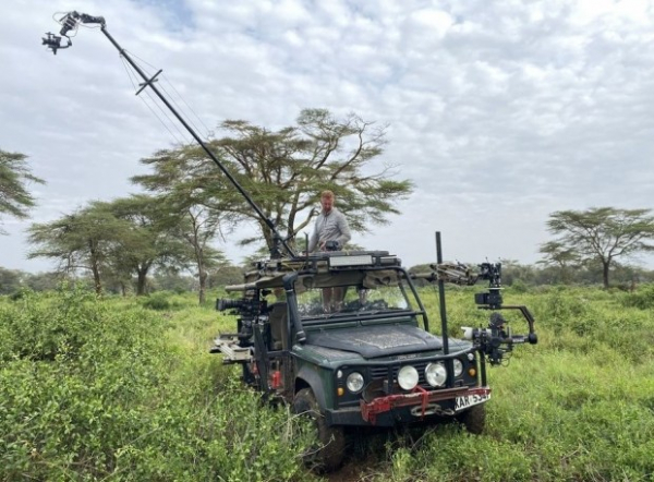 Land Rover Defender отримав екстремальну версію із захистом від слонів