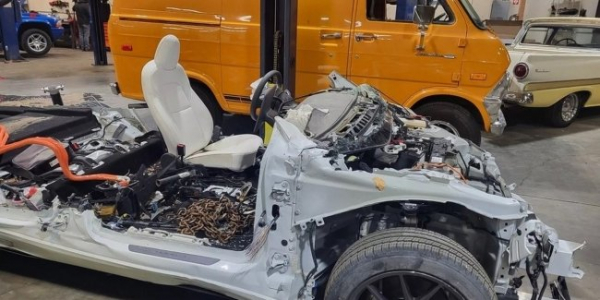 Фургон Ford E-100 перетворили на електромобіль