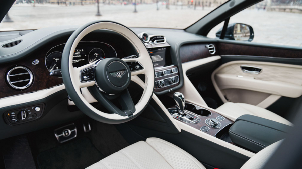 Россияне стали активно покупать новые люксовые авто