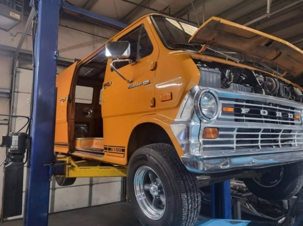 Фургон Ford E-100 перетворили на електромобіль