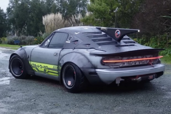 Стара Mazda отримала тюнінг у стилі кіберпанк