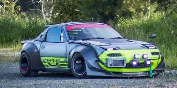 Стара Mazda отримала тюнінг у стилі кіберпанк