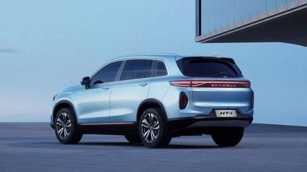 На российском рынке официально появился новый гибридный кроссовер из Китая