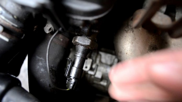 Датчики давления масла в двигателе: виды, особенности и способы проверки