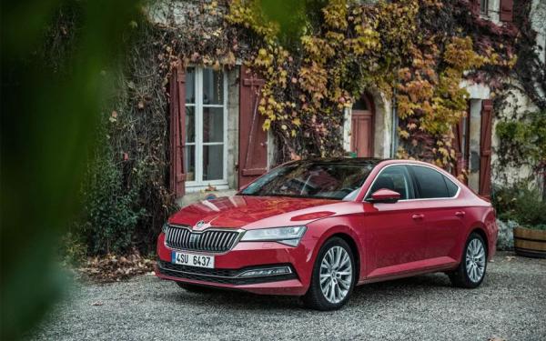 Дилерские автосалоны снизили цены на Skoda Superb без пробега в России