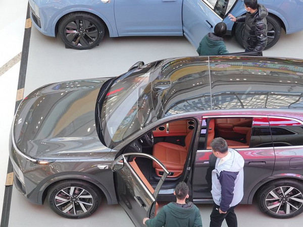 Доллар по 90 рублей: авторынок замер в ожидании скачка цен