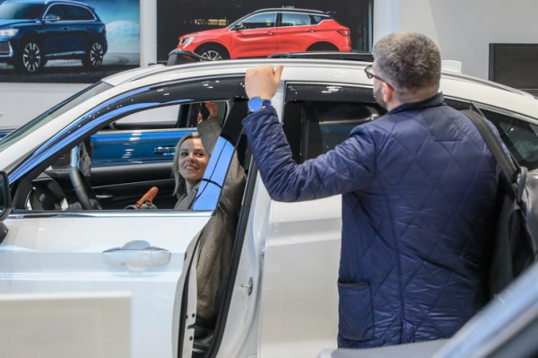 Доллар по 90 рублей: авторынок замер в ожидании скачка цен