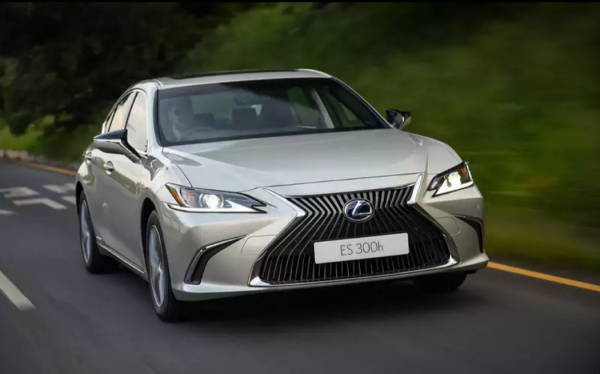Новейший Lexus ES стал доступен на российском авторынке по стоимости от 3,5 млн рублей