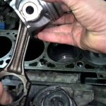 Почему долго горит давление масла при запуске двигателя: основные причины