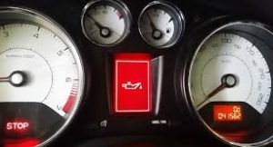 Почему долго горит давление масла при запуске двигателя: основные причины