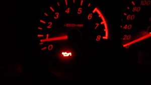 Почему долго горит давление масла при запуске двигателя: основные причины