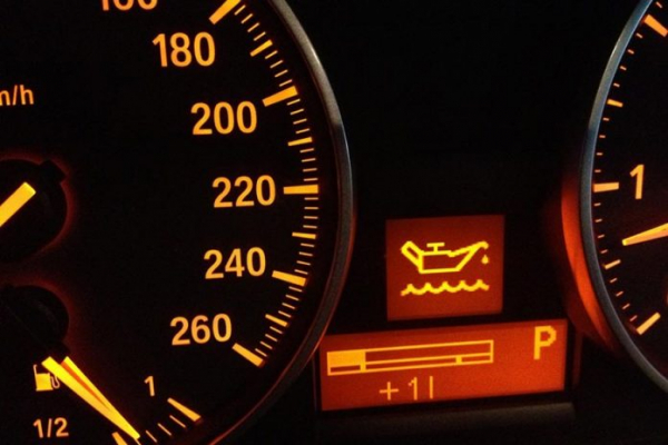 Почему долго горит давление масла при запуске двигателя: основные причины