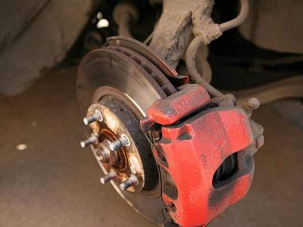 Почему одна колодка стирается &laquo;в ноль&raquo;, а остальные &mdash; как новые