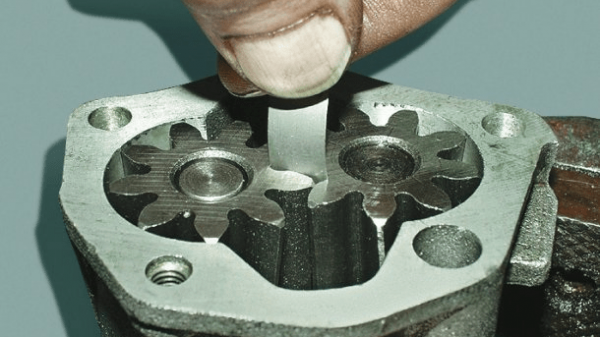 Почему загорается лампочка давления масла