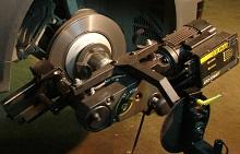 Протачиваем тормозные диски своими руками без снятия Протачиваем тормозные диски своими руками без снятия