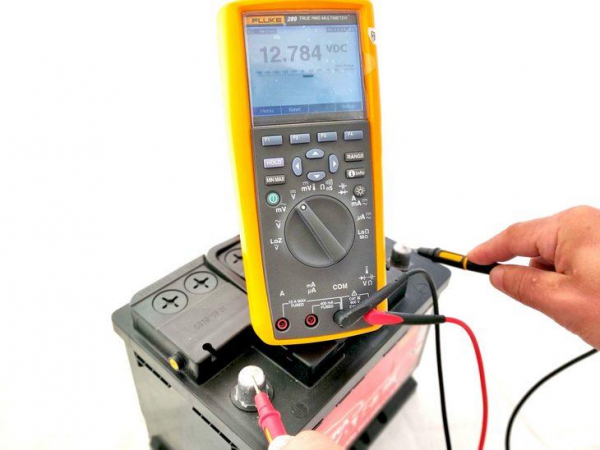 Проверка аккумулятора автомобиля на работоспособность нагрузочной вилкой и другими способами