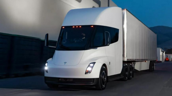 Тягачи Tesla Semi отозваны из-за предупреждения о закрытии дверей Тягачи Tesla Semi отозваны из-за предупреждения о закрытии дверей