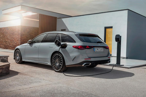 Универсал Mercedes-Benz E-Class 2024 года выглядит интересней, чем седан Универсал Mercedes-Benz E-Class 2024 года выглядит интересней, чем седан