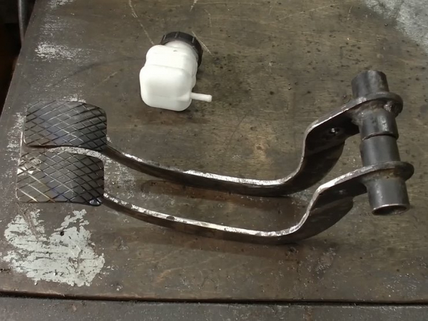 Зачем некоторые водители дооснащают автомобиль второй педалью тормоза