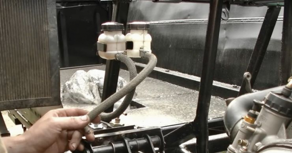 Зачем некоторые водители дооснащают автомобиль второй педалью тормоза