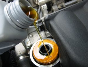 Заливать или не заливать масло в фильтр при его замене