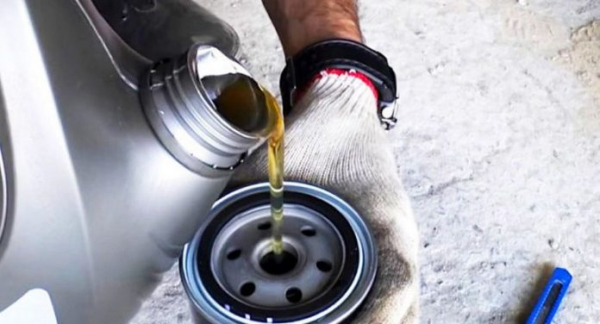 Заливать или не заливать масло в фильтр при его замене