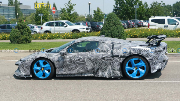 Замечен прототип модернизированного Ferrari SF90 с агрессивным аэродинамическим обвесом  Замечен прототип модернизированного Ferrari SF90 с агрессивным аэродинамическим обвесом