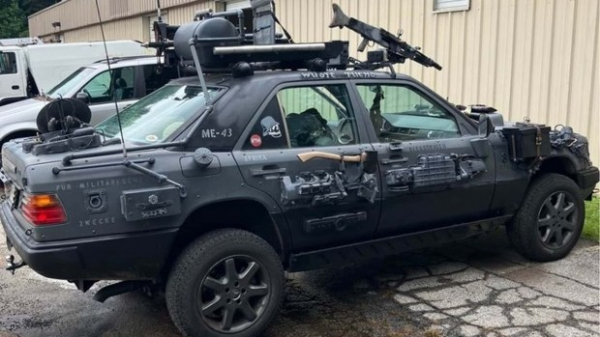 Кастомний Mercedes-Benz 300E у стилі мілітарі продають за 4500 доларів