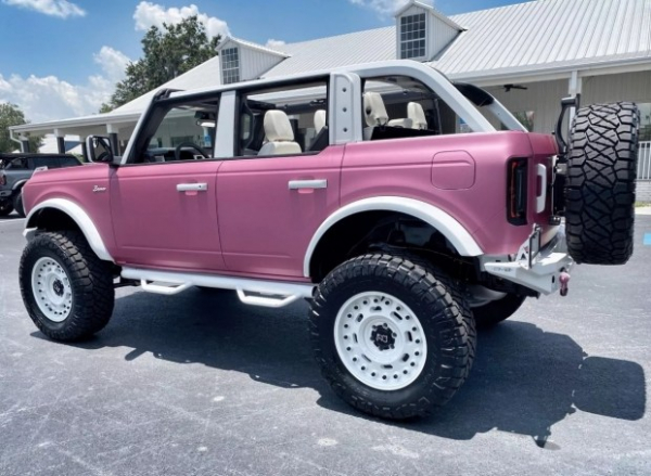 Ford Bronco перетворили на автомобіль для &laquo;Барбі&raquo;