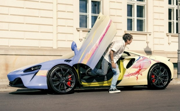 Новітній суперкар McLaren перетворили на витвір мистецтва