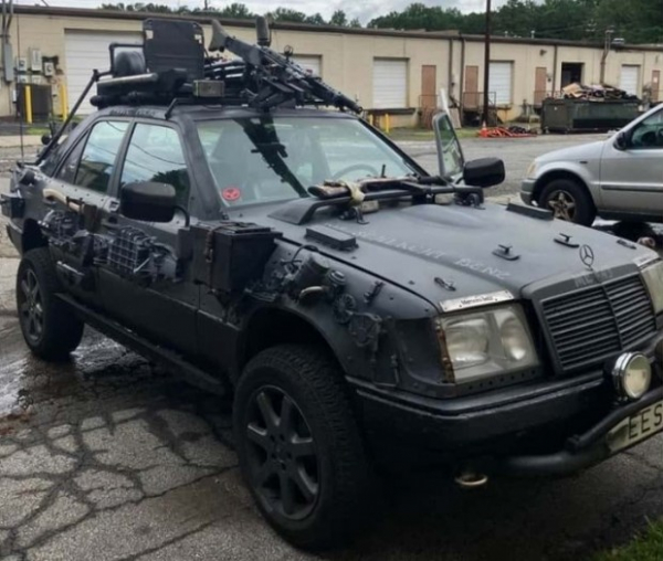 Кастомний Mercedes-Benz 300E у стилі мілітарі продають за 4500 доларів