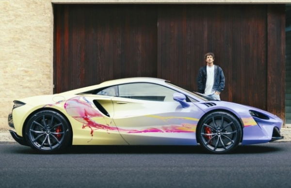 Новітній суперкар McLaren перетворили на витвір мистецтва