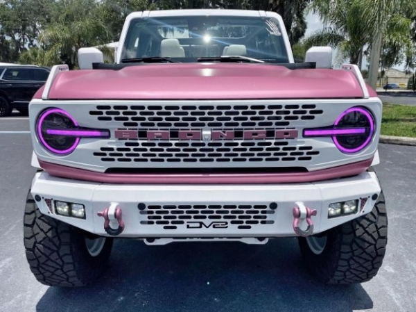 Ford Bronco перетворили на автомобіль для &laquo;Барбі&raquo;
